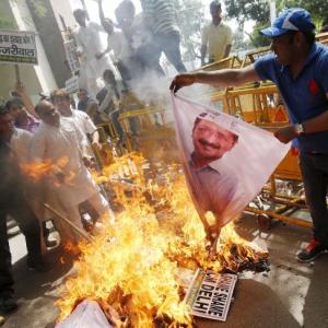 Kejriwal effigies burnt at farmer suicide protest rally