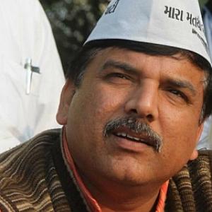 AAP's Sanjay Singh gives farmer Gajendra's kin Rs 10 lakh cheque