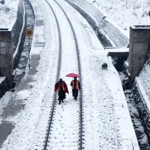 Fresh snowfall shuts highway, disrupts traffic in Jammu & Kashmir