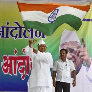 Govt is worse that British regime, says Anna as he returns to Delhi