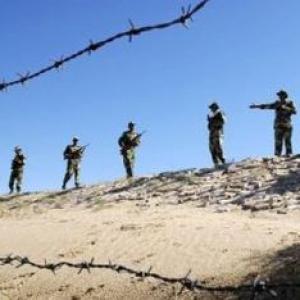 BSF apprehends six Bangladeshis trying to sneak into Pak