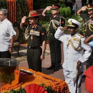 On Kargil Vijay Diwas, nation salutes its fallen heroes