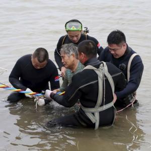 China ship tragedy: 7 dead as rescuers race against clock to find survivors