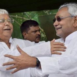 Nitish, Lalu put aside their differences; show their 'bhai-chara' at event