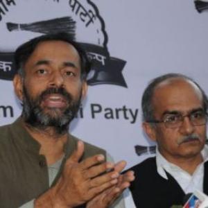 AAP rift widens; Kejriwal loyalists attack Yadav, Bhushans