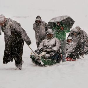PHOTOS: Another manic Monday in Kashmir, courtesy heavy snowfall