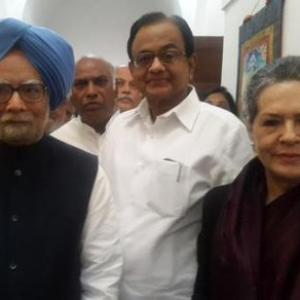 'Hand' that rocked Rao's boat after conviction stays by Manmohan