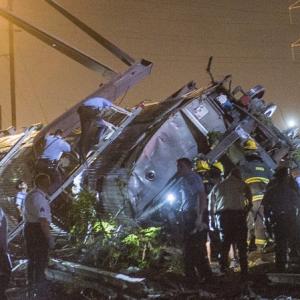 5 killed, dozens injured after Amtrak train derails in Philadelphia