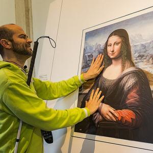At this museum you can touch the Mona Lisa