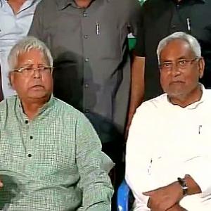 Lalu places Nitish on Bihar's throne, vows to demolish Modi sarkar