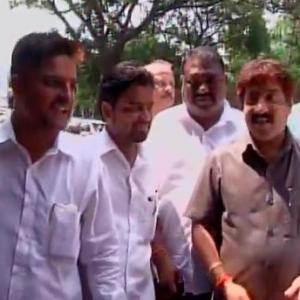 Uddhav honours Sena's 'dirty 6'
