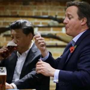 Drinks are on me! Xi, Cameron enjoy pub night out