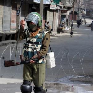 Mixed reactions to clampdown on WhatsApp news groups in Kashmir