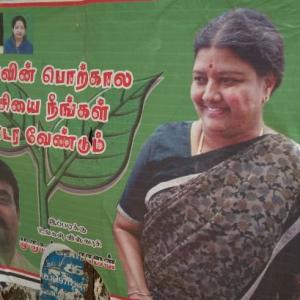 Sasikala posters removed from AIADMK headquarters