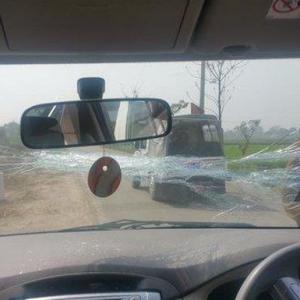 Kejriwal's car attacked with sticks and stones in Ludhiana