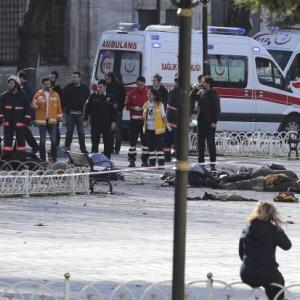 Suspected suicide bomber kills 10 at Istanbul tourist spot