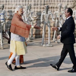 Modi greets French President Francois Hollande at Chandigarh's Rock Garden
