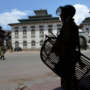 No newspapers in Kashmir for fifth straight day