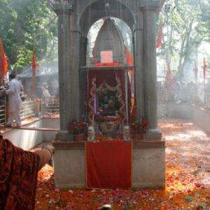 Kashmiri Pandits pay obeisance at Kheer Bhawani temple
