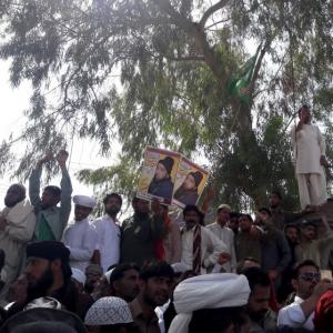 Qadri's supporters hold Islamabad's 'red zone' under siege