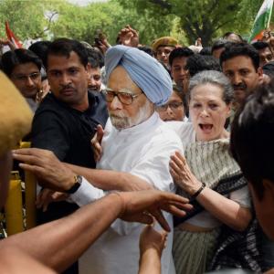 Sonia leads Congress attack on Modi sarkar, top leaders court arrest