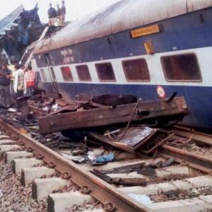 Over 100 killed as Indore-Patna Express derails near Kanpur