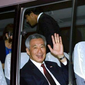 Singapore PM breaks tradition, takes bus to Delhi hotel