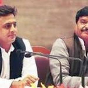 WATCH: Shivpal snatches mike from Akhilesh, calls him a liar