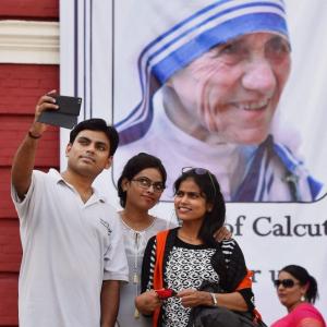 Selfies, posters and songs: India celebrates Saint Teresa