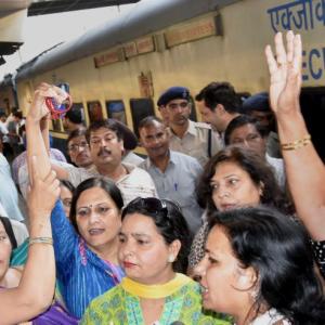 Kejriwal mobbed by BJP workers at railway station