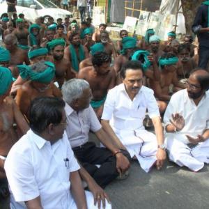 DMK's Stalin meets protesting TN farmers, demands loan waiver