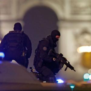 Islamic State behind Paris attack which kills 1 cop, injures 2 others