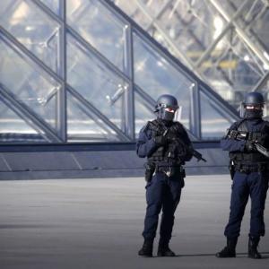 Machete-wielding man attacks soldier near Louvre museum in Paris