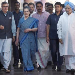 17 opposition party leaders put up united face at Sonia's lunch