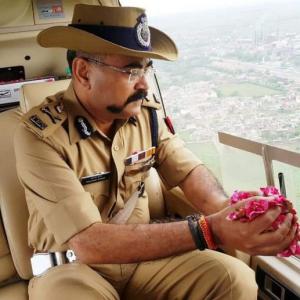 UP cop's flower shower on Kanwariyas sparks row
