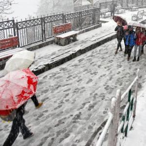Snowfall paints Kashmir, Himachal a chilly white!