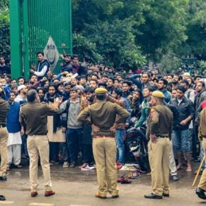 Many injured in clash between Jamia students, cops