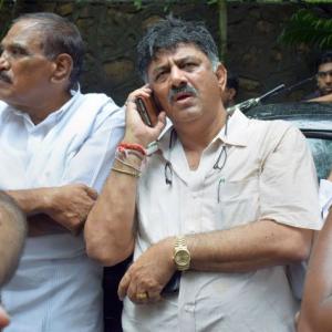 Shivakumar fights alone to save Cong-JD-S govt