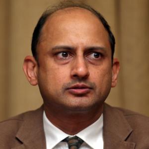 RBI Deputy Governor Viral Acharya quits