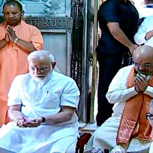 Modi offers prayers at Kashi Vishwanath temple
