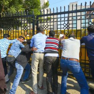 Delhi lawyers continue protest; HC clarifies order