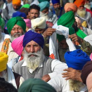 Day 20: Farmers continue stir; ex-armymen join protest