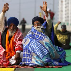 Farmers continue protest as Delhi mercury plummets
