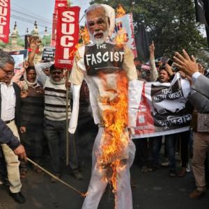 Modi welcomed to Kolkata with anti-CAA protests