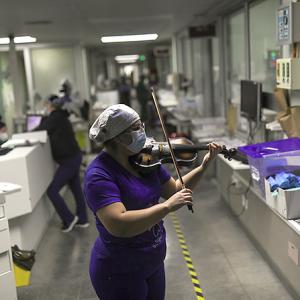 This nurse soothes COVID-19 patients with her violin