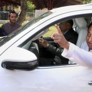 Kamal Nath meets Sonia amid signs of trouble in MP