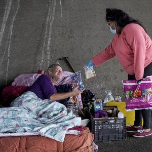 US woman living in her car helps the homeless