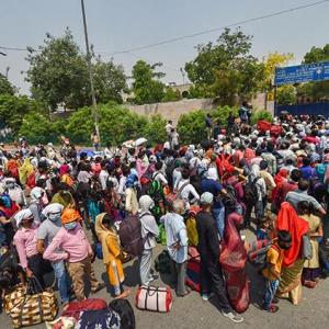 Hoping to go home, migrants walk to rlwy station daily