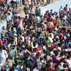 Mumbai: Hundreds of migrants gather at Bandra station