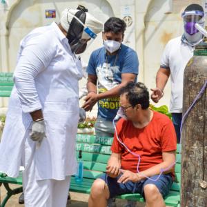 Good Samaritans distribute free oxygen in Delhi
